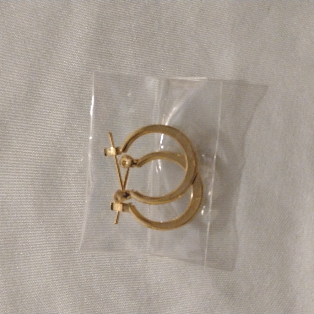 NWOT dainty gold tone fashion jewelry earrings